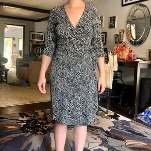 BCBG MaxAzria Sage Green Black Wrap Midi Dress V Neck Long Sleeve Size Medium